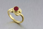 18k flower ring with a ruby